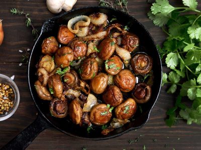 cooked-mushrooms-in-cast-iron-pan-KRV2KA7.jpg